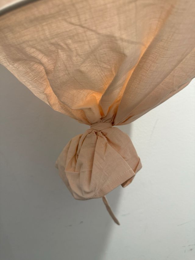 Lámpara de tela rosa