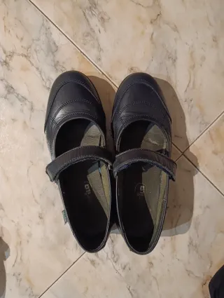 Zapatos colegiales niña . 15€ los dos.
