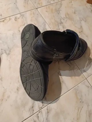 Zapatos colegiales niña . 15€ los dos.