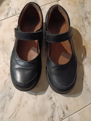 Zapatos colegiales niña . 15€ los dos.