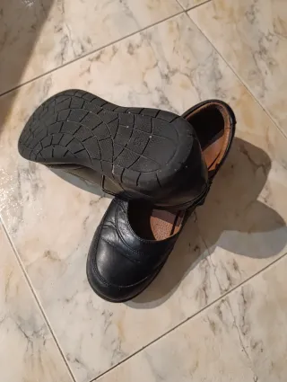 Zapatos colegiales niña . 15€ los dos.