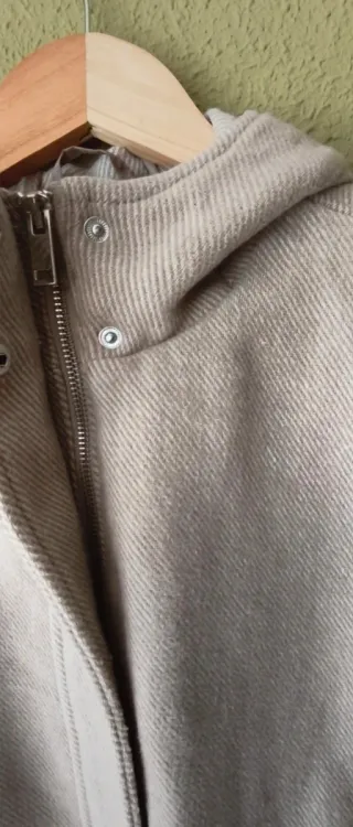 Abrigo de paño beige con capucha