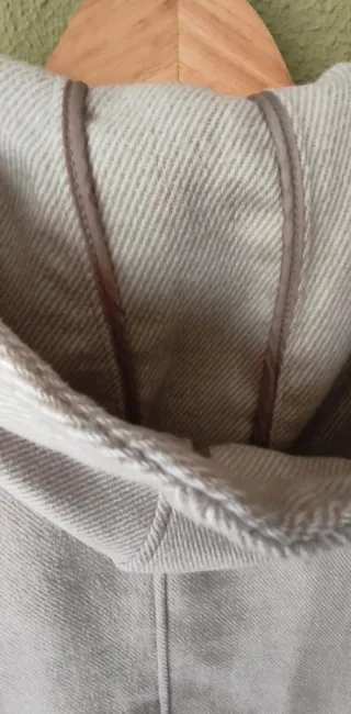 Abrigo de paño beige con capucha