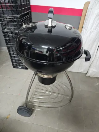 Barbecue nero con ruote