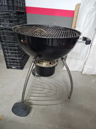Barbecue nero con ruote
