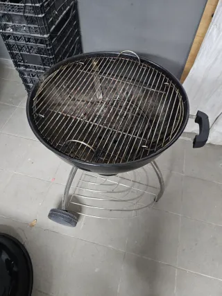 Barbecue nero con ruote