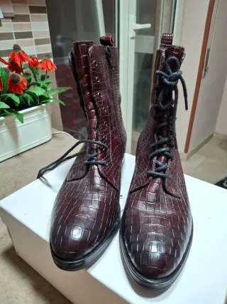 Stivaletti donna bordeaux effetto coccodrillo