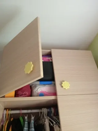 Armario de madera con tiradores amarillos