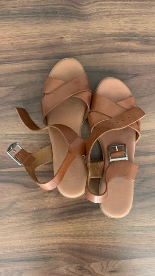 Sandalias de piel tacón marrón
