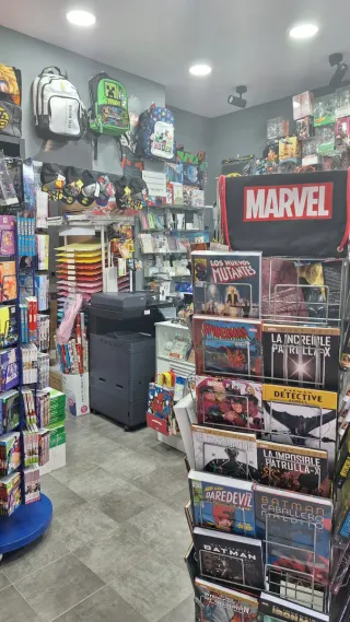 Traspaso librería papelería friki: cómics, funkos.
