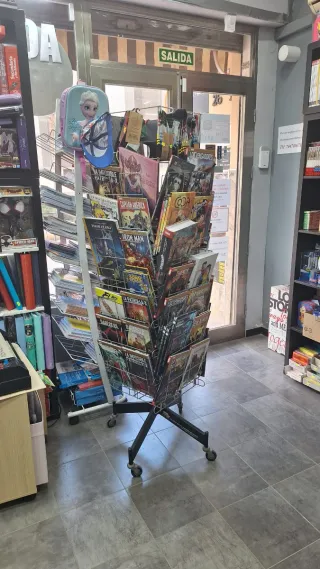 Traspaso librería papelería friki: cómics, funkos.