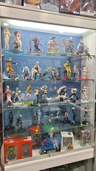 Traspaso librería papelería friki: cómics, funkos.
