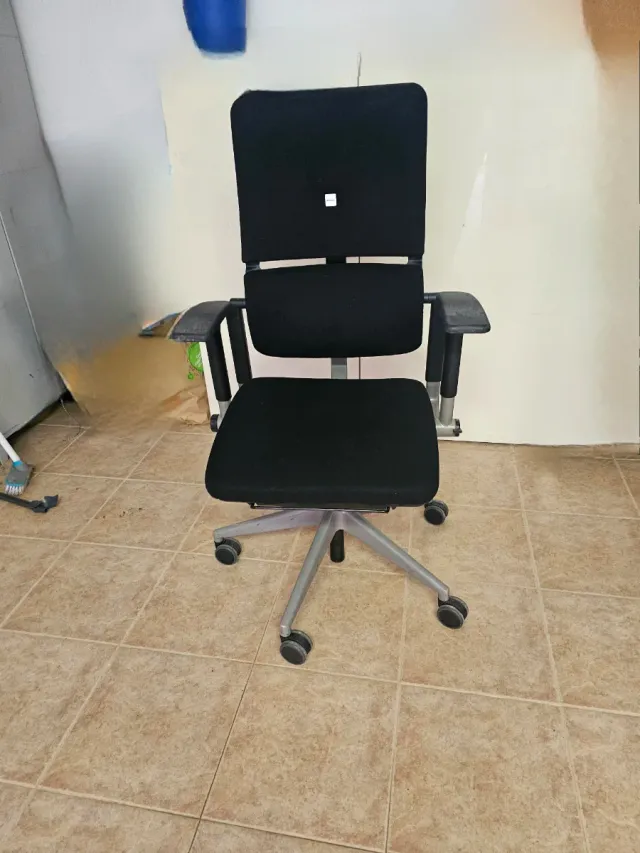 Silla de oficina giratoria negra.