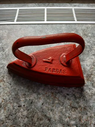Antico ferro da stiro Fargas rosso