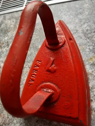 Antico ferro da stiro Fargas rosso