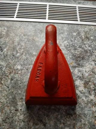 Antico ferro da stiro Fargas rosso