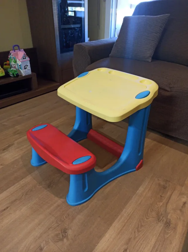 Pupitre infantil azul y rojo