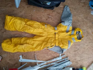 Mono de esquí amarillo talla 10