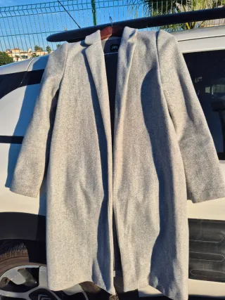 Abrigo Zara gris invierno