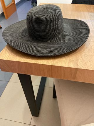 Sombrero negro de ala ancha