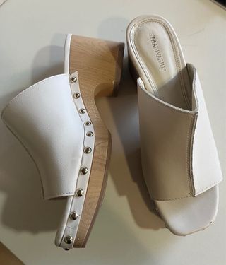 Zuecos Stradivarius tachuelas