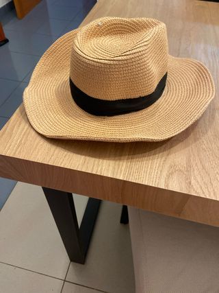 Sombrero de paja marrón