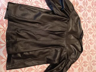 Chaqueta de piel negra para mujer