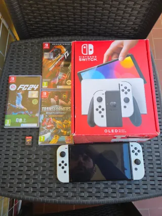 Nintendo Switch OLED + 4 Giochi