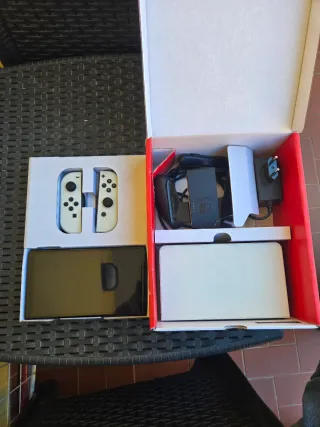 Nintendo Switch OLED + 4 Giochi