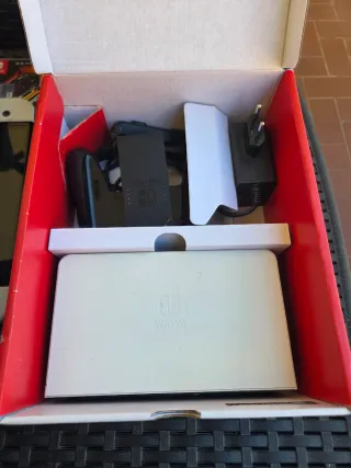 Nintendo Switch OLED + 3 Giochi