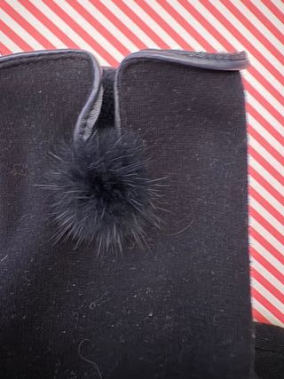 Guantes negros con pompón