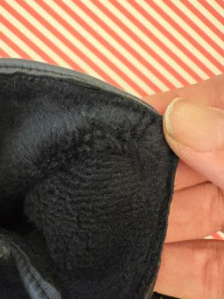 Guantes negros con pompón