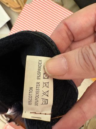 Guantes negros con pompón