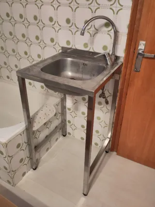Fregadero inoxidable con grifo