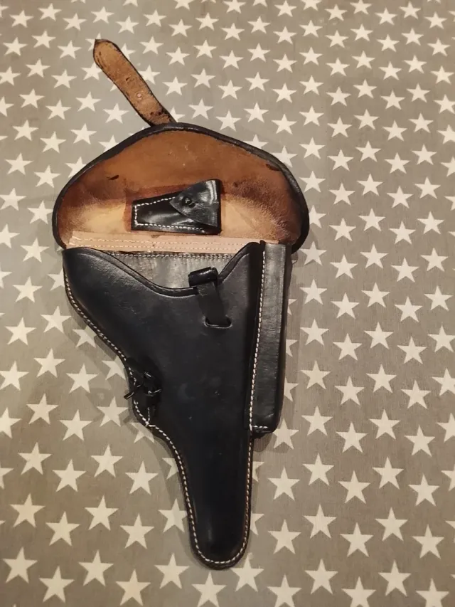 Cartuchera negra de cuero