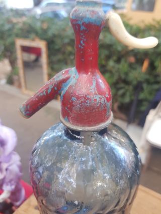 Antiguo sifón de cristal azul.