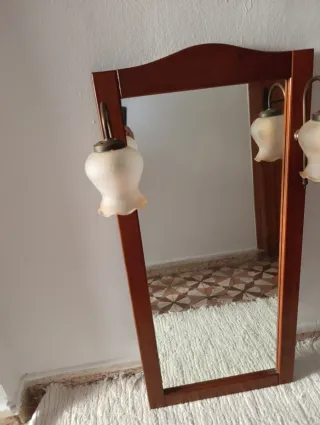 Espejo de madera con apliques
