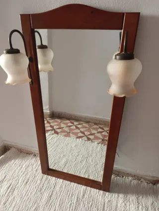 Espejo de madera con apliques