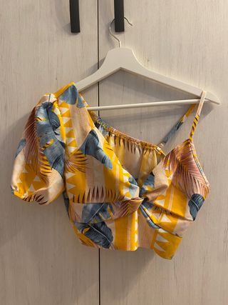 Top asimétrico estampado tropical