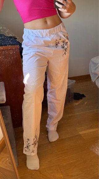 Pantalones blancos con estampado floral
