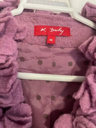 Chaqueta lila de lana con volantes