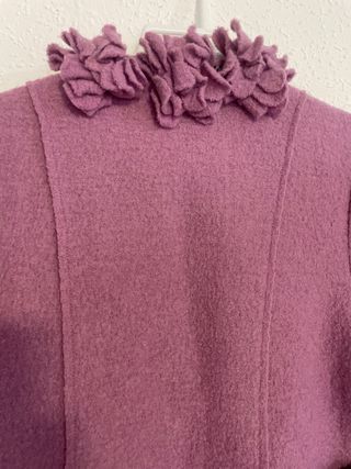 Chaqueta lila de lana con volantes