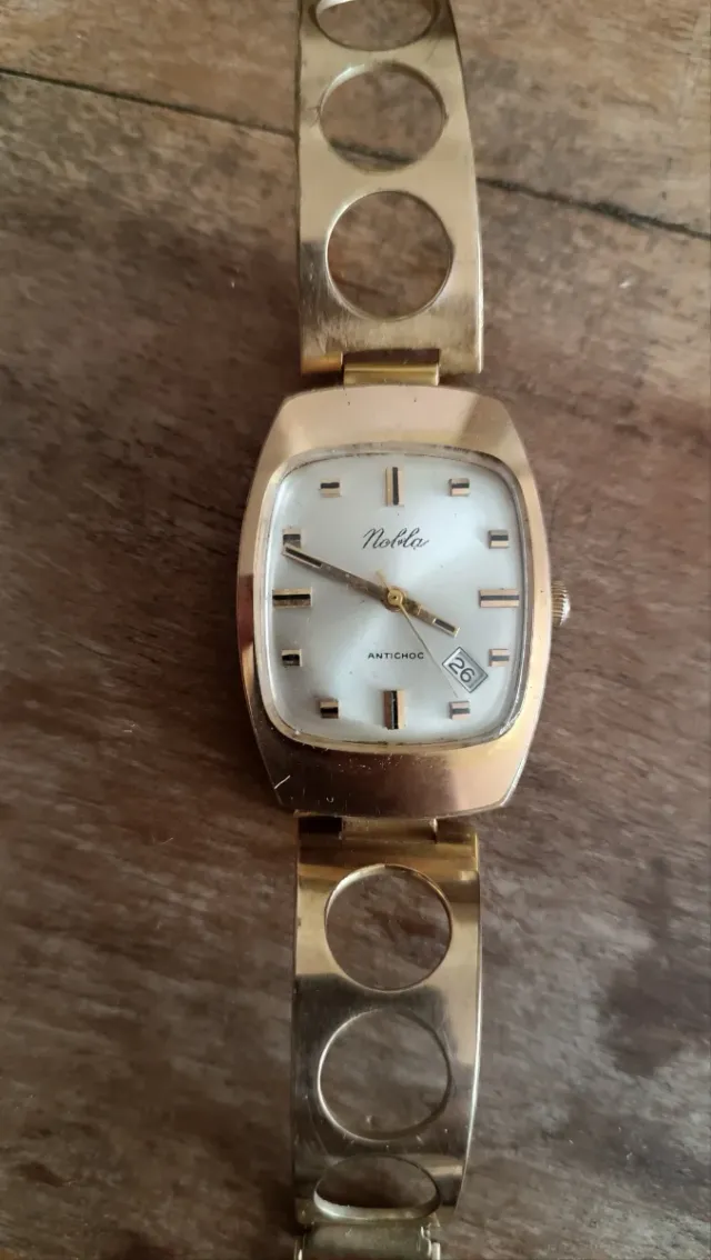 Reloj Nobla Antichoc Dorado con Calendario