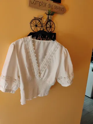 Blusa corta blanca encaje.