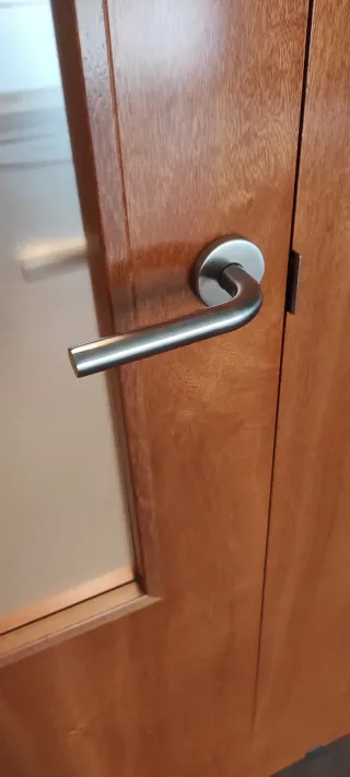 Puerta doble madera maciza con cristal