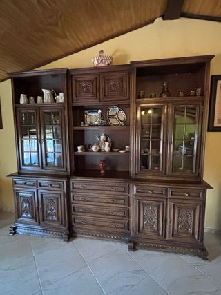 Mueble de madera con vitrinas y cajones y mesa