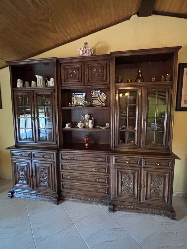 vitrina de madera labrada a mano y mesa de roble