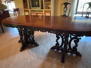 Mueble de madera con vitrinas y cajones y mesa