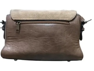 Dos bolsos.