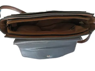 Dos bolsos.